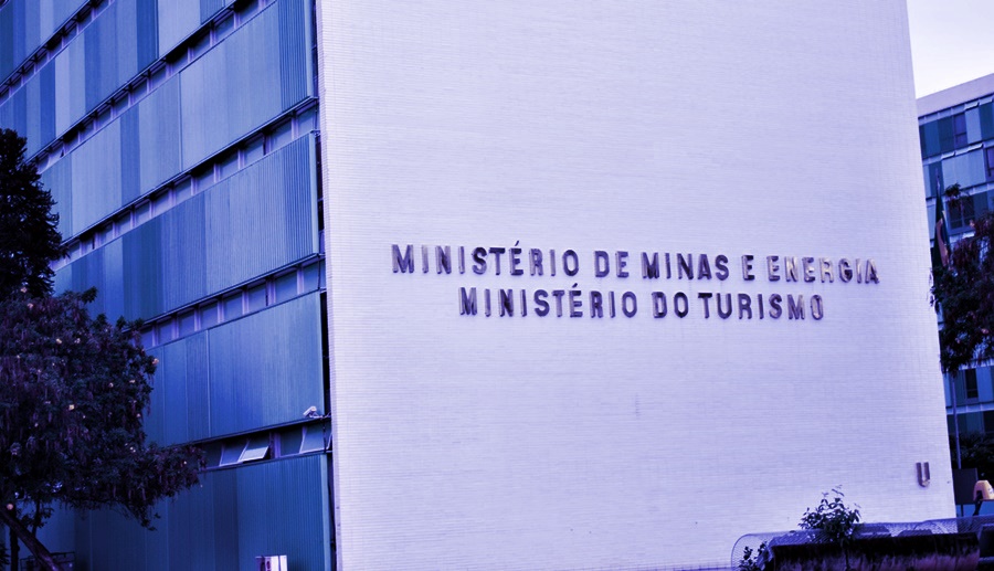 Fachada do Ministério de Minas e Energia com tom de azul