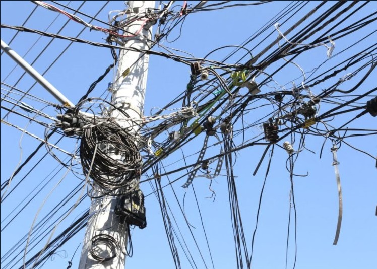 Fios soltos nos postes