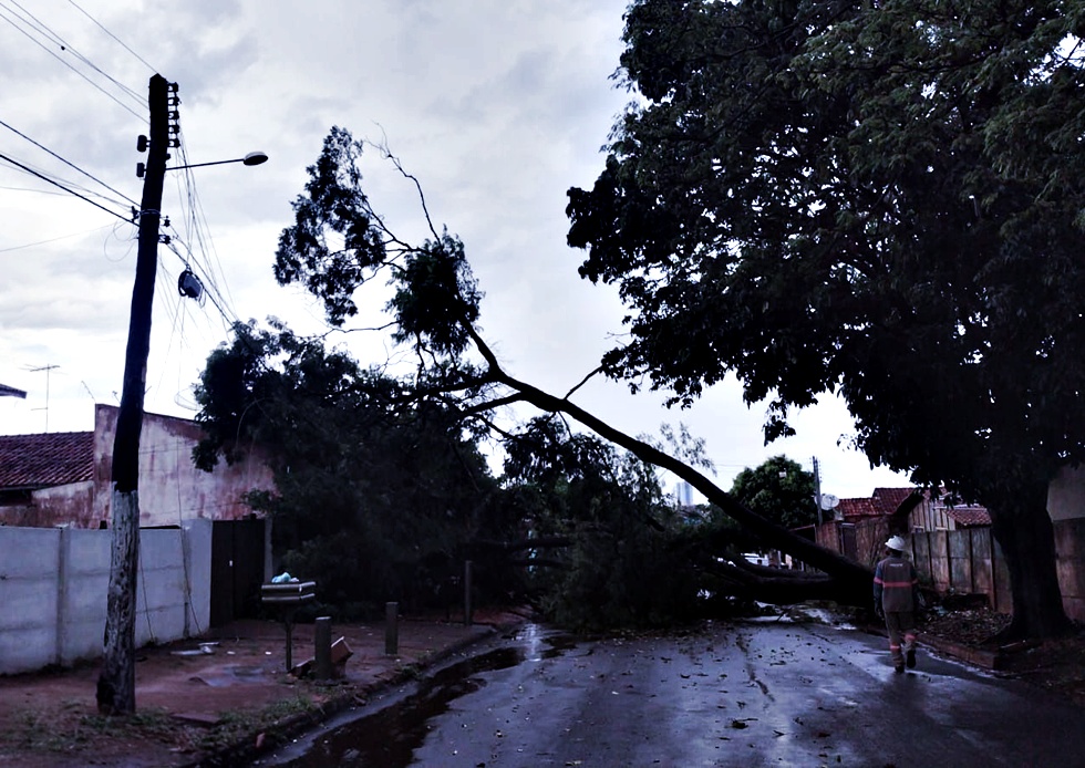 Tempestades x Rede Elétrica